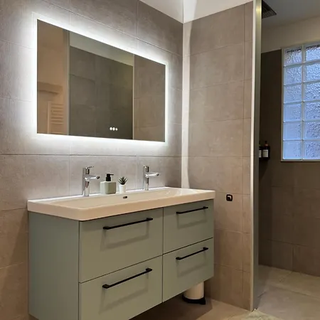 Apartment Design 100sqm Close To Palais And Restaurants